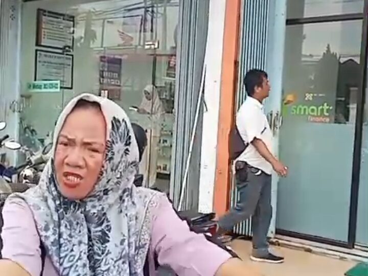 Diduga Oknum Debt Collector Mata Elang Beraksi Didepan Rujab Bupati Kotawaringin Barat .