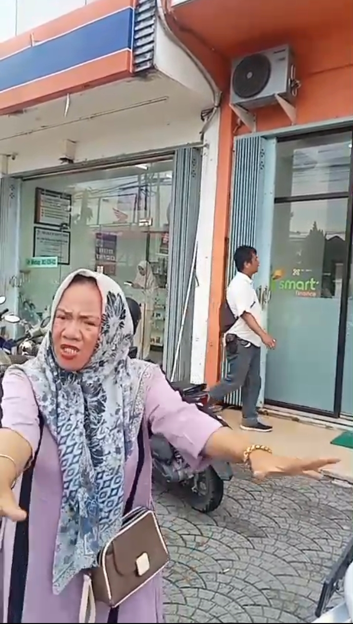 Diduga Oknum Debt Collector Mata Elang Beraksi Didepan Rujab Bupati Kotawaringin Barat .