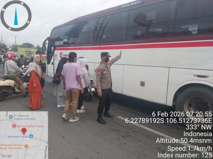 Polsek Cikupa Laksanakan Pengaturan Lalu Lintas Pagi Hari di Jalan Raya Serang