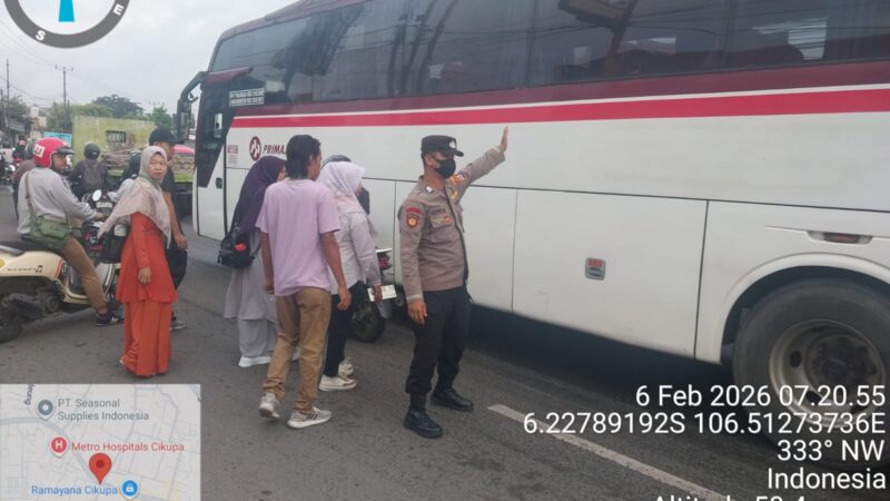 Polsek Cikupa Laksanakan Pengaturan Lalu Lintas Pagi Hari di Jalan Raya Serang