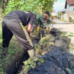Peduli Lingkungan, Babinsa Koramil 1015-03/Mentawa Baru Ketapang Bersama Warga Gotong Royong