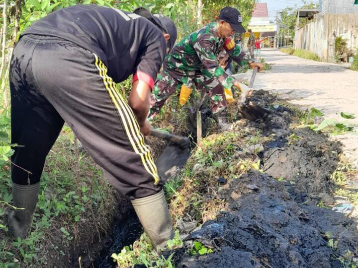 Peduli Lingkungan, Babinsa Koramil 1015-03/Mentawa Baru Ketapang Bersama Warga Gotong Royong
