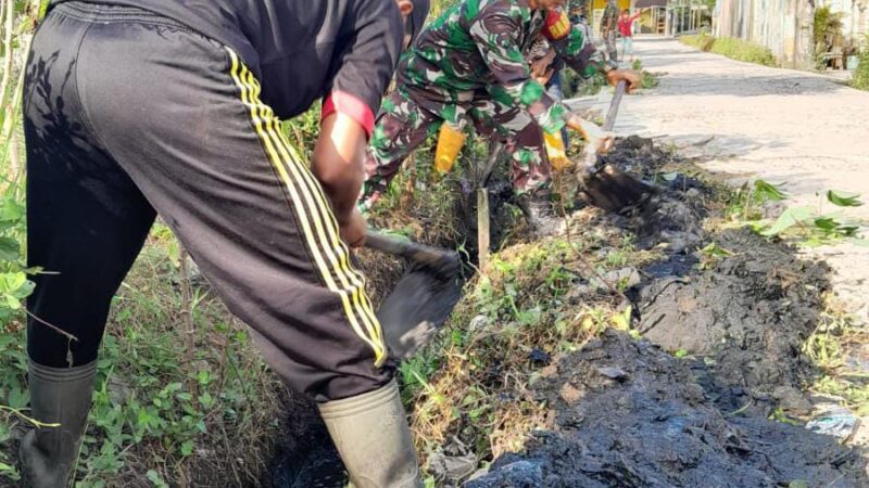 Peduli Lingkungan, Babinsa Koramil 1015-03/Mentawa Baru Ketapang Bersama Warga Gotong Royong