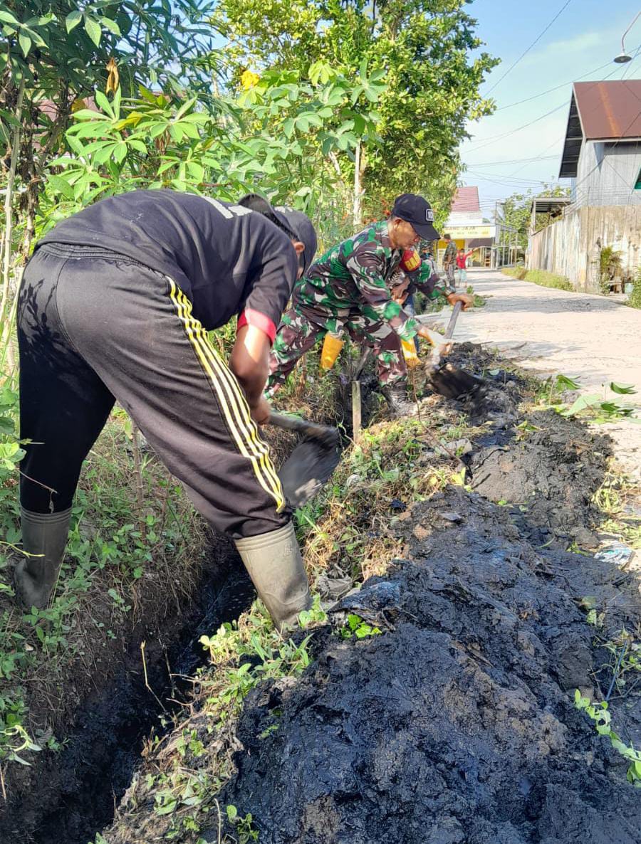 Peduli Lingkungan, Babinsa Koramil 1015-03/Mentawa Baru Ketapang Bersama Warga Gotong Royong