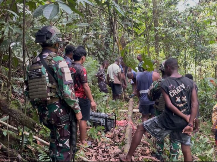 Satgas Pamtas RI–PNG Kewilayahan Yonif 763/SBA Bantu Warga Pembuatan Air Bersih