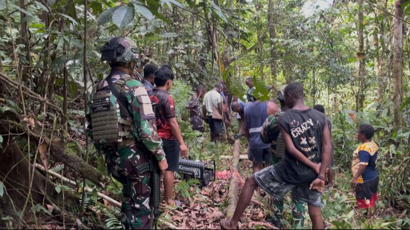 Satgas Pamtas RI–PNG Kewilayahan Yonif 763/SBA Bantu Warga Pembuatan Air Bersih