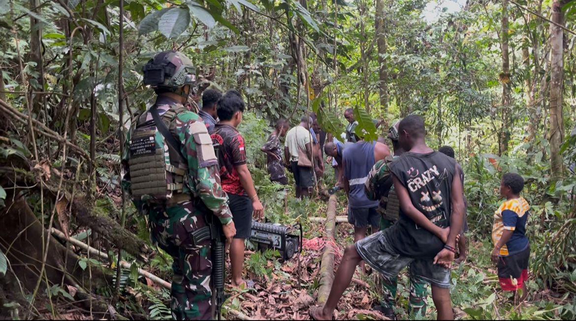Satgas Pamtas RI–PNG Kewilayahan Yonif 763/SBA Bantu Warga Pembuatan Air Bersih