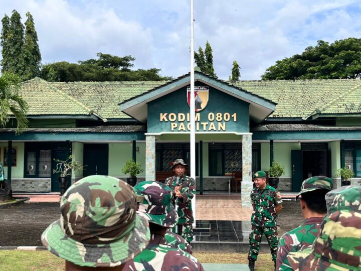 Ratusan Prajurit Kodim 0801/Pacitan Gotong Royong Bersihkan Puing-Puing Bangungan Pasca Gempa Bumi