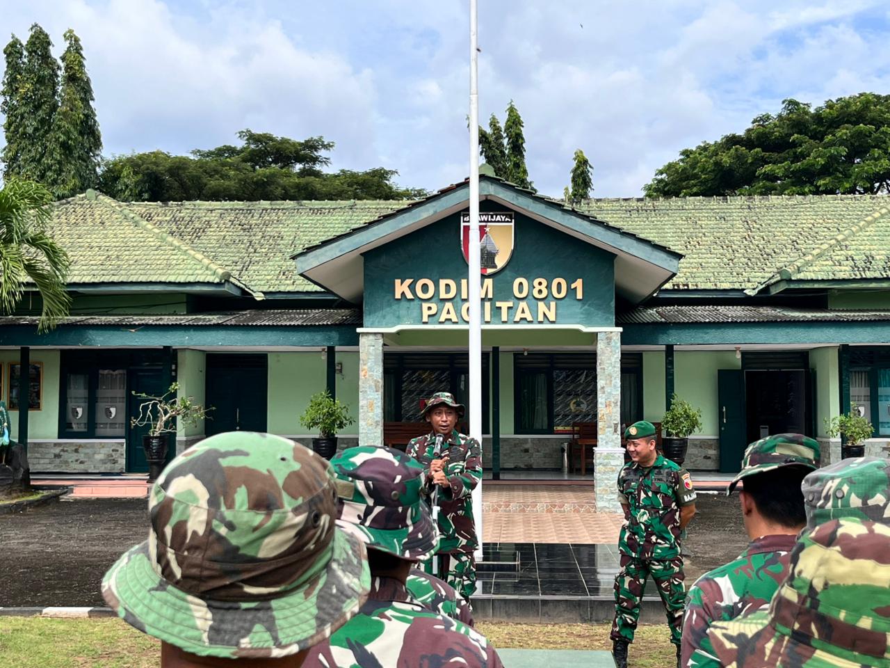 Ratusan Prajurit Kodim 0801/Pacitan Gotong Royong Bersihkan Puing-Puing Bangungan Pasca Gempa Bumi