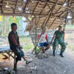 Babinsa Koramil 1015-01/Mentaya Hilir Selatan Komsos Dengan Warga Dan Pantau Wilayah Binaan