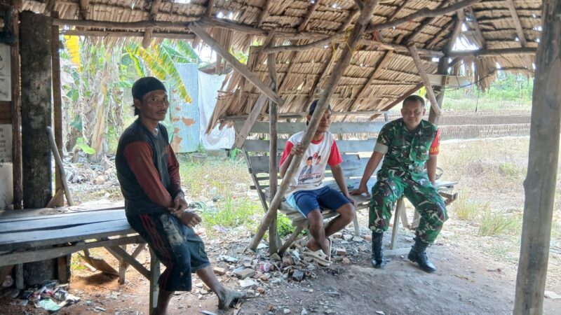 Babinsa Koramil 1015-01/Mentaya Hilir Selatan Komsos Dengan Warga Dan Pantau Wilayah Binaan
