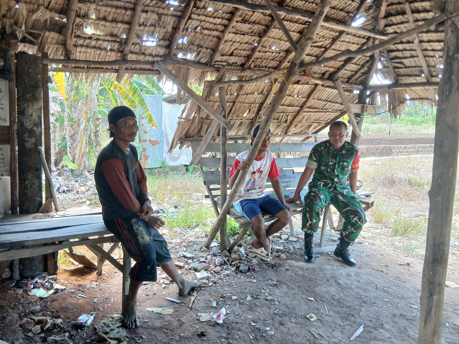 Babinsa Koramil 1015-01/Mentaya Hilir Selatan Komsos Dengan Warga Dan Pantau Wilayah Binaan