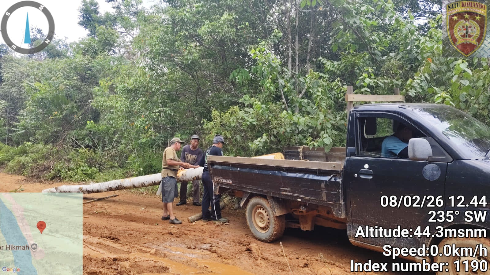 Kades Batuah Dan Beberapa Orang Warga Gotong Royong Perbaiki Jalan Provinsi Yang Rusak