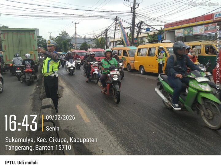 IPTU Udi Muhdi Pimpin Langsung Pengaturan Arus Lalu Lintas Sore Hari di Wilayah Cikupa