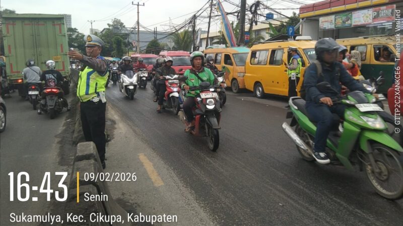 IPTU Udi Muhdi Pimpin Langsung Pengaturan Arus Lalu Lintas Sore Hari di Wilayah Cikupa