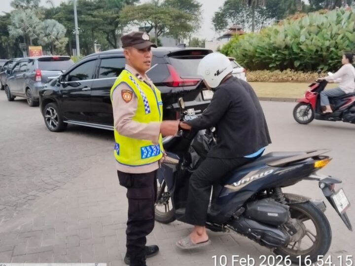 Polsek Panongan Gelar Strong Point Gatur Lalin Antisipasi Kepadatan Arus di Citra Raya