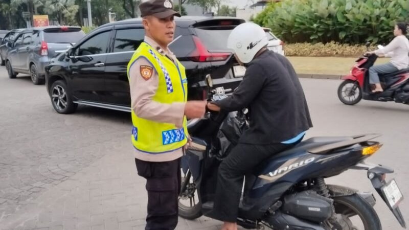 Polsek Panongan Gelar Strong Point Gatur Lalin Antisipasi Kepadatan Arus di Citra Raya