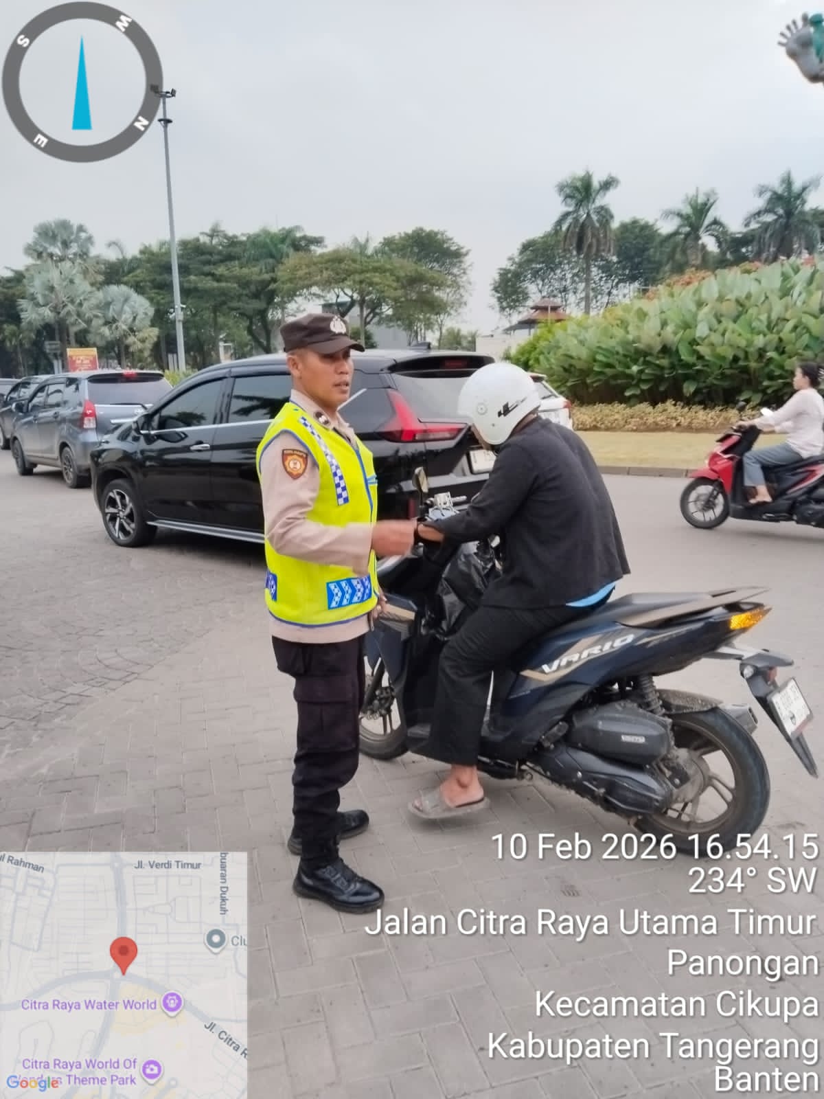 Polsek Panongan Gelar Strong Point Gatur Lalin Antisipasi Kepadatan Arus di Citra Raya