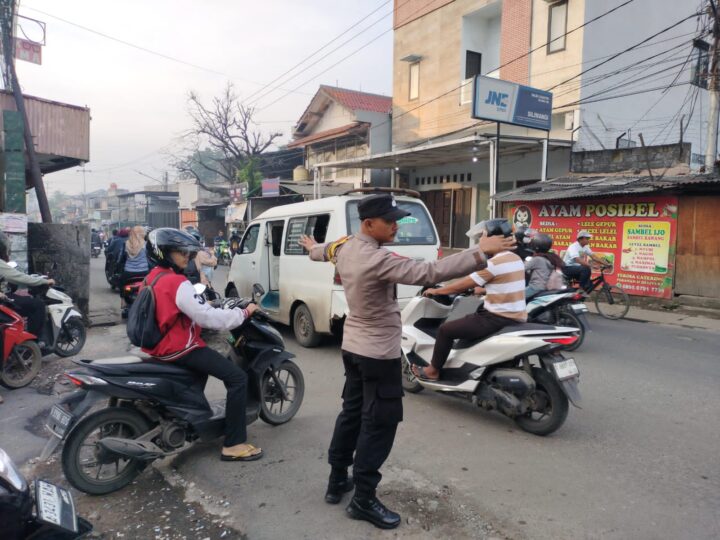 Polsek Pasar Kemis Gelar PECAK Pagi, Arus Lalu Lintas di Pertigaan VTE Lancar Terkendali