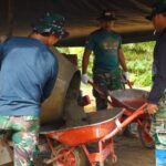 Personil Satgas TMMD Bahu Membahu Dengan Warga Mengerjakan Sasaran Pembuatan Siring Jalan.