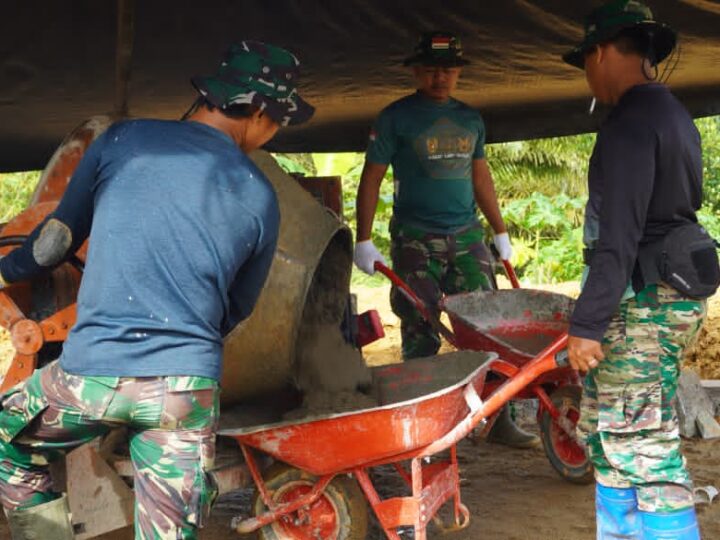 Personil Satgas TMMD Bahu Membahu Dengan Warga Mengerjakan Sasaran Pembuatan Siring Jalan.