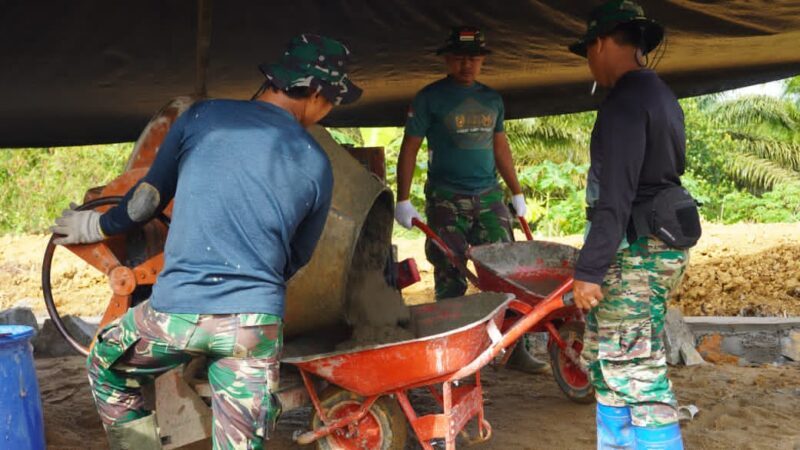 Personil Satgas TMMD Bahu Membahu Dengan Warga Mengerjakan Sasaran Pembuatan Siring Jalan.