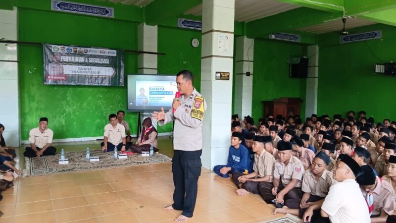 Bhabinkamtibmas Berikan Penyuluhan Bahaya Tawuran dan Bullying di SMP Islam Iqro