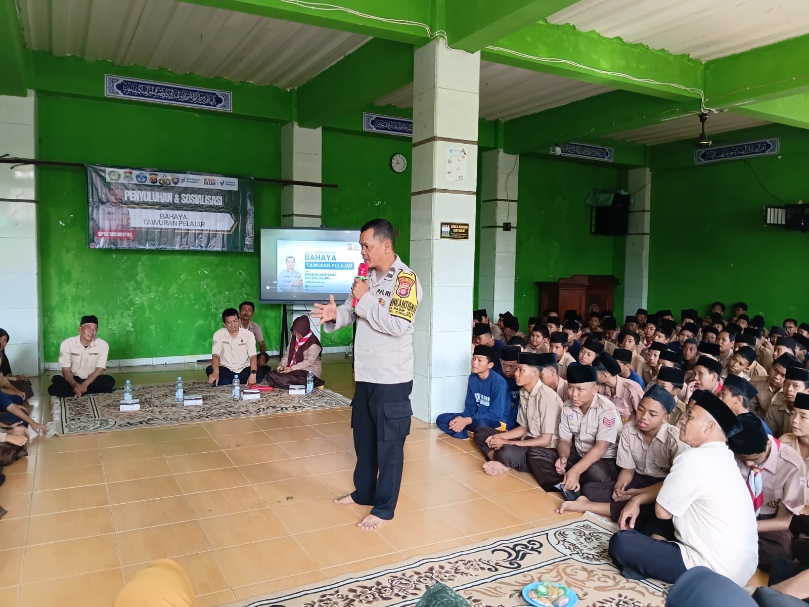 Bhabinkamtibmas Berikan Penyuluhan Bahaya Tawuran dan Bullying di SMP Islam Iqro