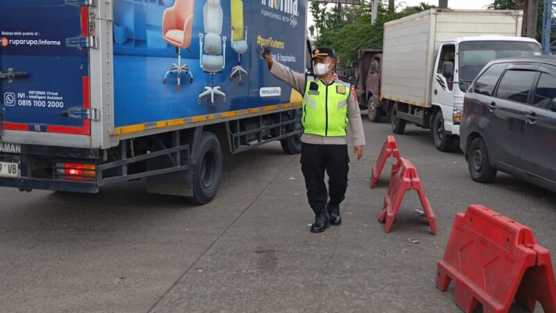 Personel Polsek Cikupa Laksanakan Pengaturan Lalu Lintas di Perempatan Cikupa Mas