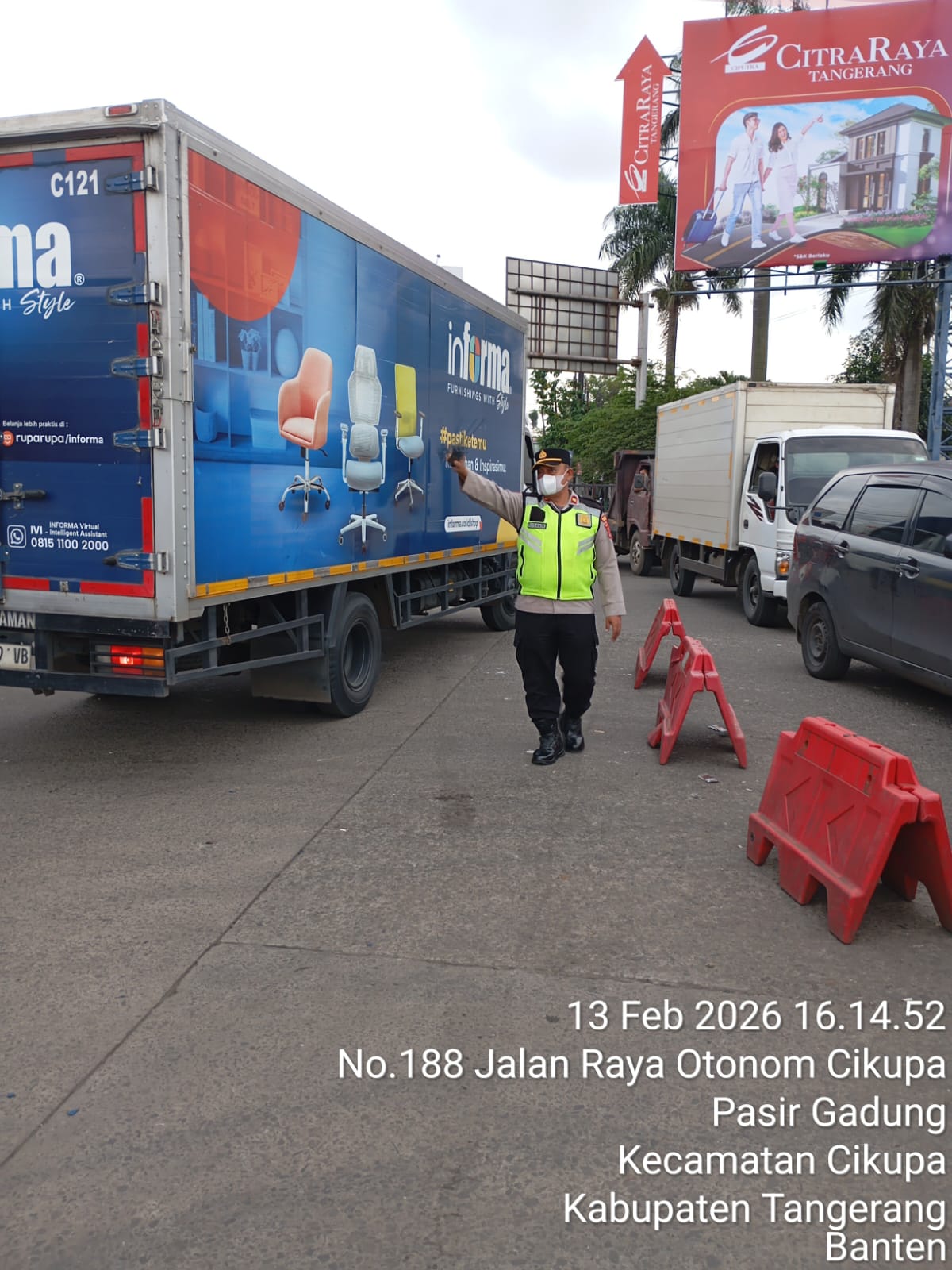 Personel Polsek Cikupa Laksanakan Pengaturan Lalu Lintas di Perempatan Cikupa Mas