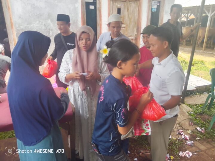 Tarhib Ramadhan Berbagi Bingkisan Sembako di Kandang Sapi Biakternak Indonesia