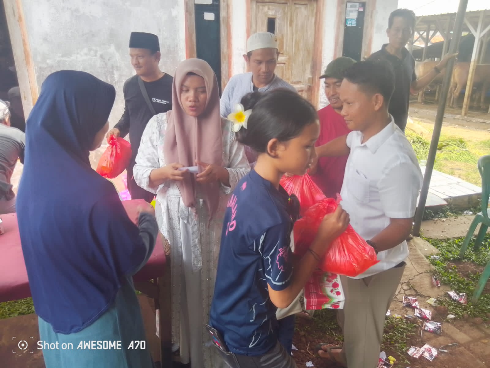 Tarhib Ramadhan Berbagi Bingkisan Sembako di Kandang Sapi Biakternak Indonesia