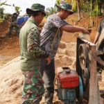 Sigap Anggota Satgas TMMD ke-127 Kodim 1015/Sampit Perbaiki Mesin Molen Yang Rusak