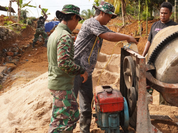Sigap Anggota Satgas TMMD ke-127 Kodim 1015/Sampit Perbaiki Mesin Molen Yang Rusak