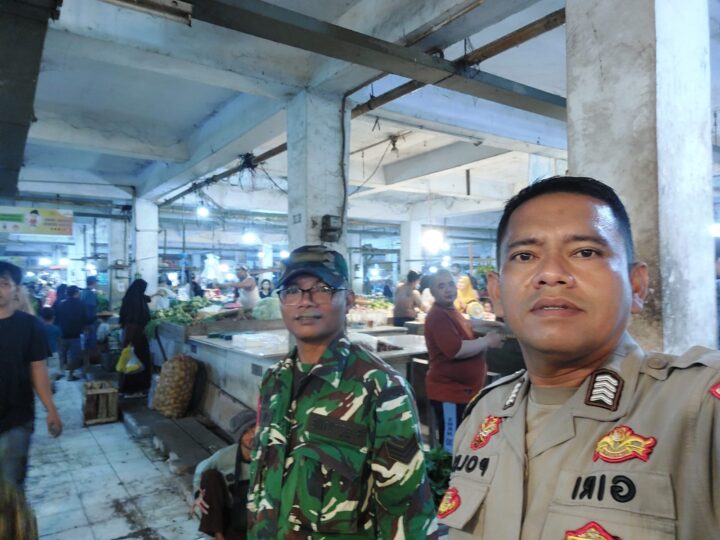 Bhabinkamtibmas Polsek Tigaraksa Monitoring Harga Sembako di Pasar Gudang Tigaraksa