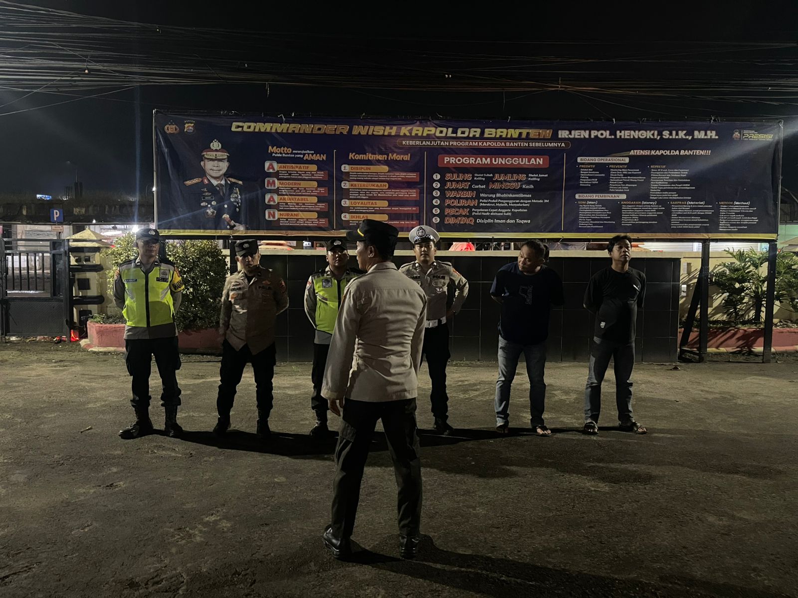 Personil Polsek Balaraja Polresta Tangerang Laksanakan Rutinitas Apel Malam dan Sispam Mako di Mapolsek Balaraja