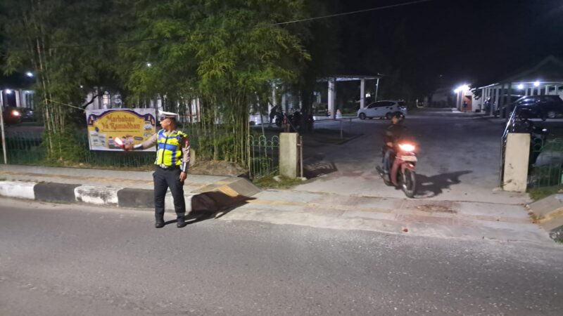 Pastikan Keamaman Jamaah Sholat Terawih, Polres Kotim Giatkan Pengamanan Sholat Tarawih di Masjid Al-Falah Sampit.