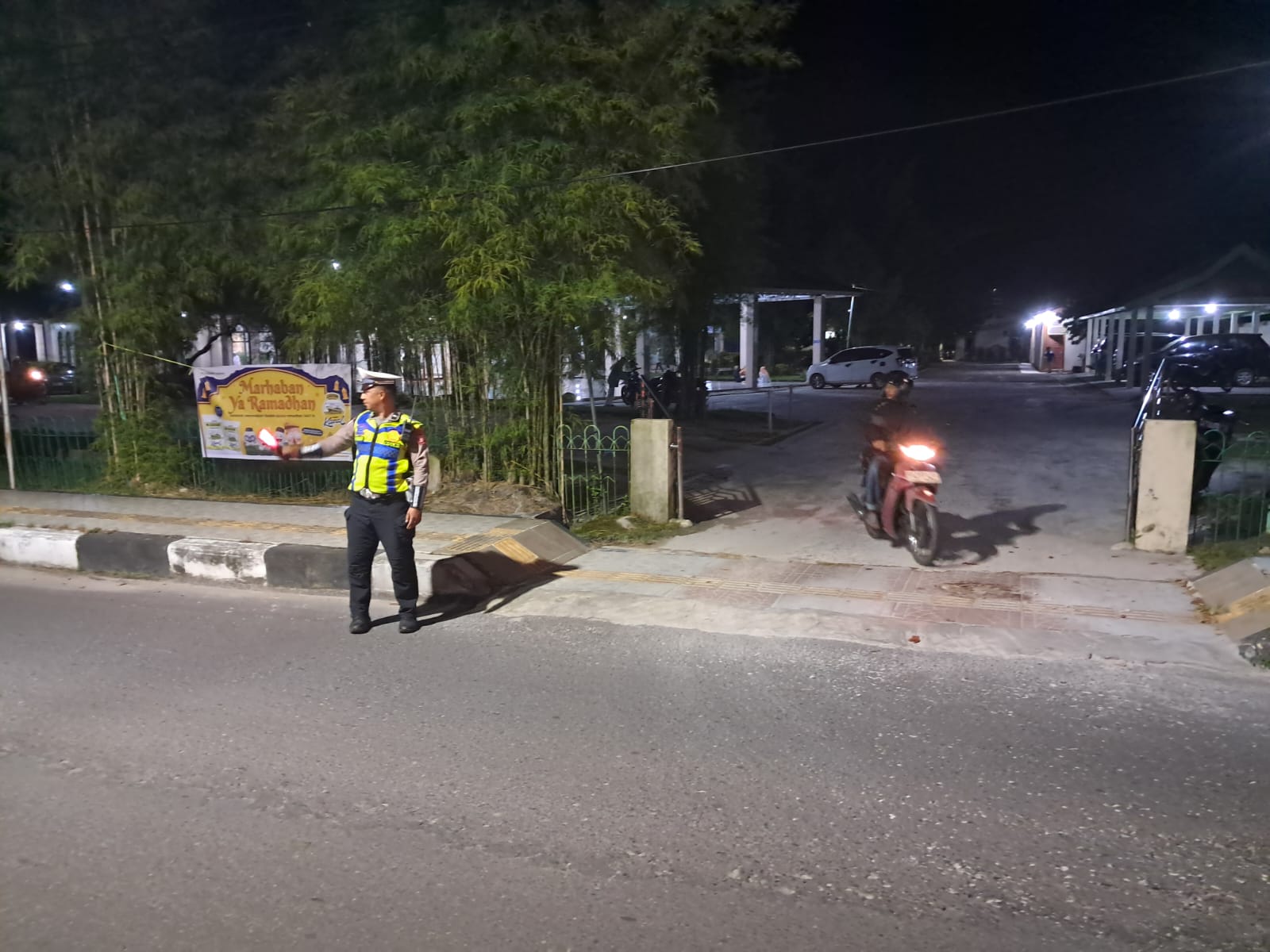Pastikan Keamaman Jamaah Sholat Terawih, Polres Kotim Giatkan Pengamanan Sholat Tarawih di Masjid Al-Falah Sampit.