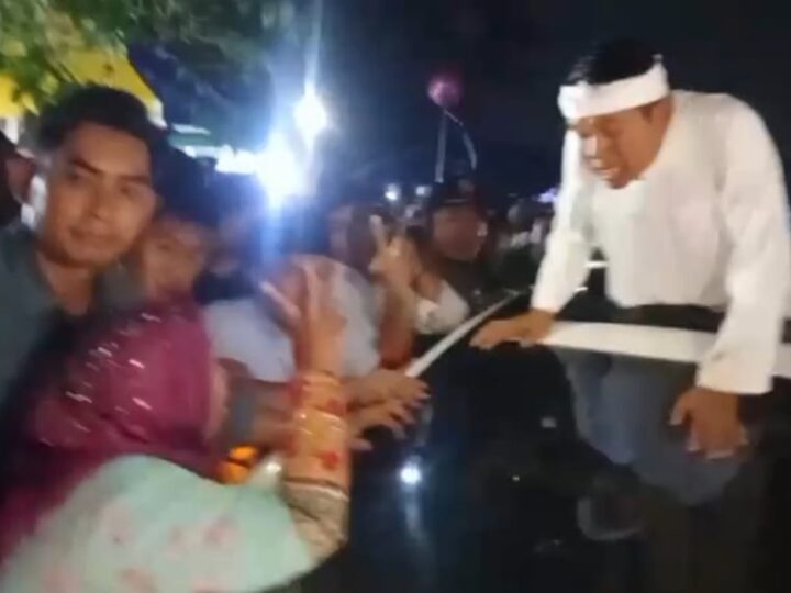 Wanita Ini Nekat Hadang Mobil KDM di Lapangan Den Sakti Tambun Selatan