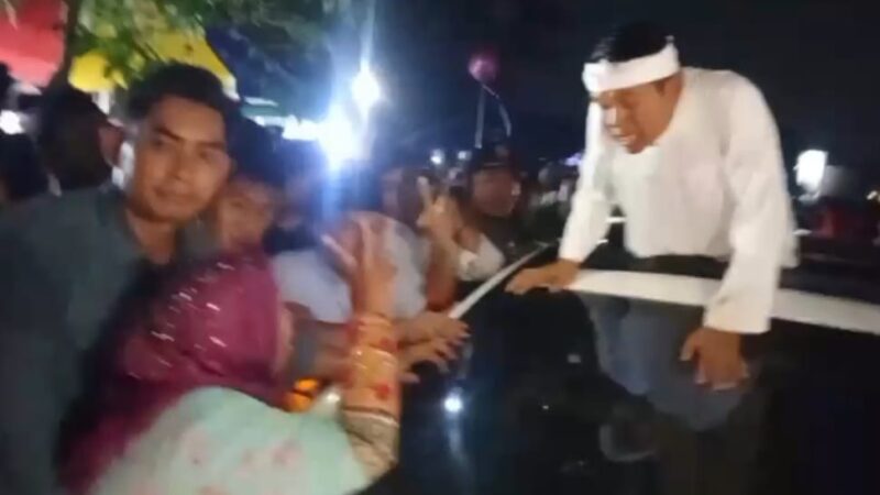 Wanita Ini Nekat Hadang Mobil KDM di Lapangan Den Sakti Tambun Selatan