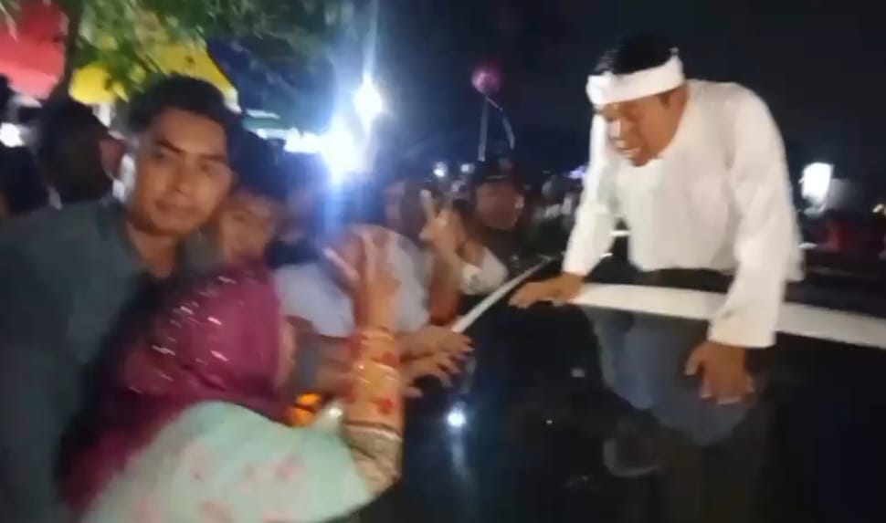 Wanita Ini Nekat Hadang Mobil KDM di Lapangan Den Sakti Tambun Selatan