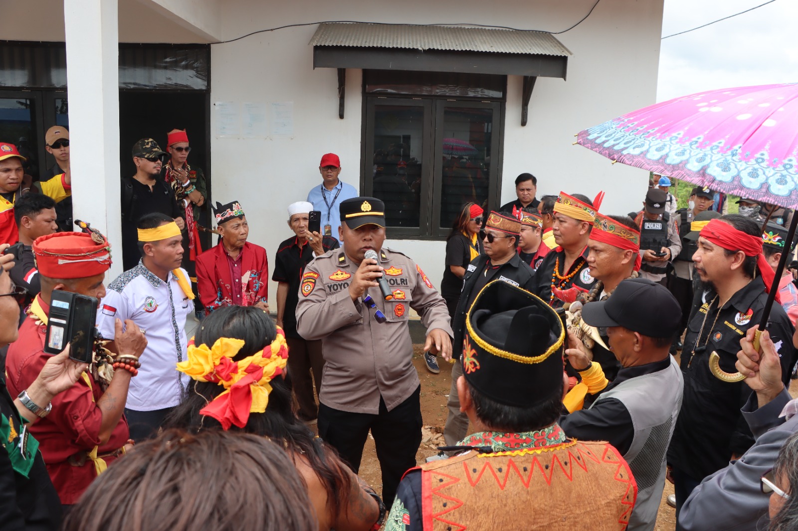 Polres Kotim Fasilitasi Aksi Damai Penyampaian Tuntutan Warga Tualan Hulu Ke PT. Hutanindo Agro Lestari Secara Humanis.