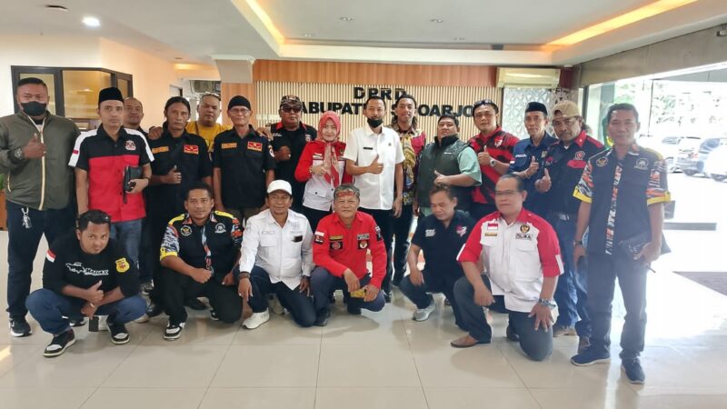 Aliansi Peduli Sidoarjo ‘Geruduk’ Gedung Dewan, Tagih Janji Mediasi Islah Bupati-Wabup.