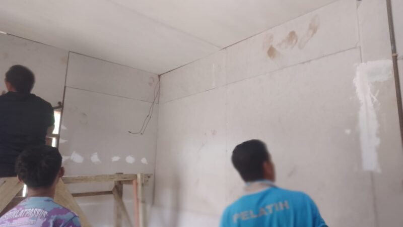 Masuki Tahap Pemasangan Plafon, Rehabilitasi RTLH TMMD ke-127 Kodim 1015/Sampit Terus Dipercepat