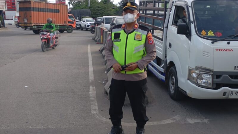 IPTU Rusandi Pimpin Pecak Sore di Perempatan Cikupa Mas