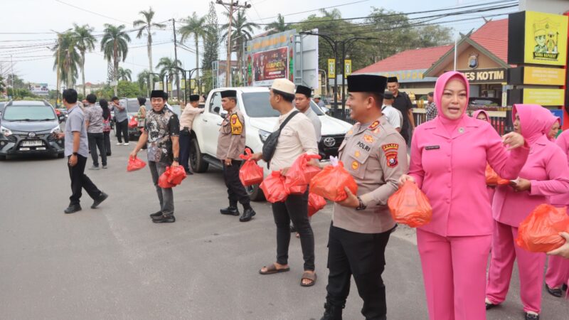 Menebarkan Kebaikan di Bulan Ramadhan Polres Kotim Dan Bhayangkari Berbagi Puluhan Takjil