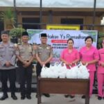 KAPOLSEK KUMAI PIMPIN LANGSUNG PEMBAGIAN TAKJIL DI KOBAR