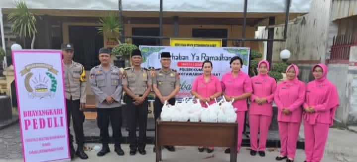 KAPOLSEK KUMAI PIMPIN LANGSUNG PEMBAGIAN TAKJIL DI KOBAR