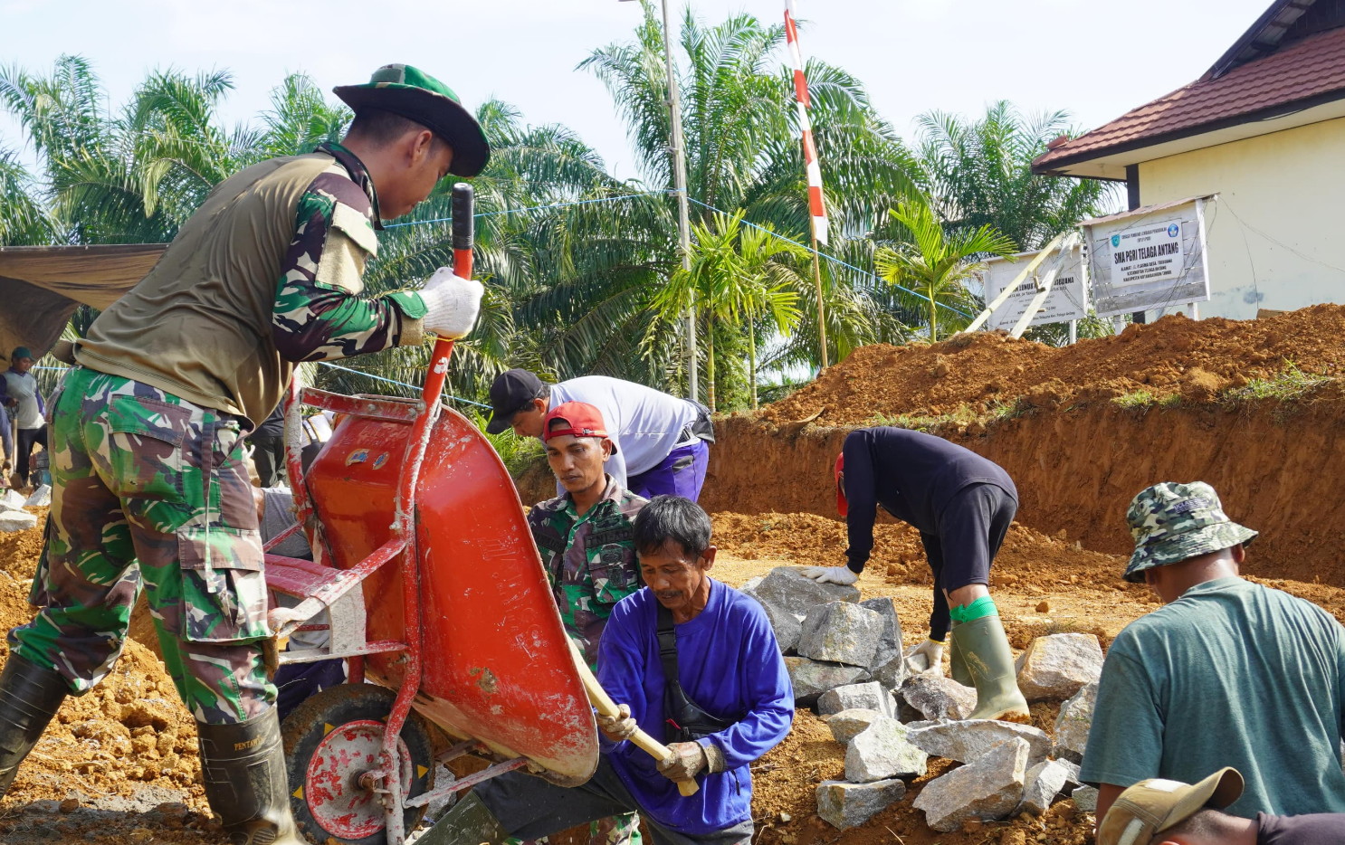Arco Alat Bantu Yang Selalu Menemani Anggota Satgas TMMD Ke-127 Dalam Pembuatan Siring Badan jalan