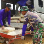 Anggota Satgas TMMD Reguler ke-127 Kodim 1015/Sampit Turunkan Semen Untuk Pembuatan Siring Badan Jalan